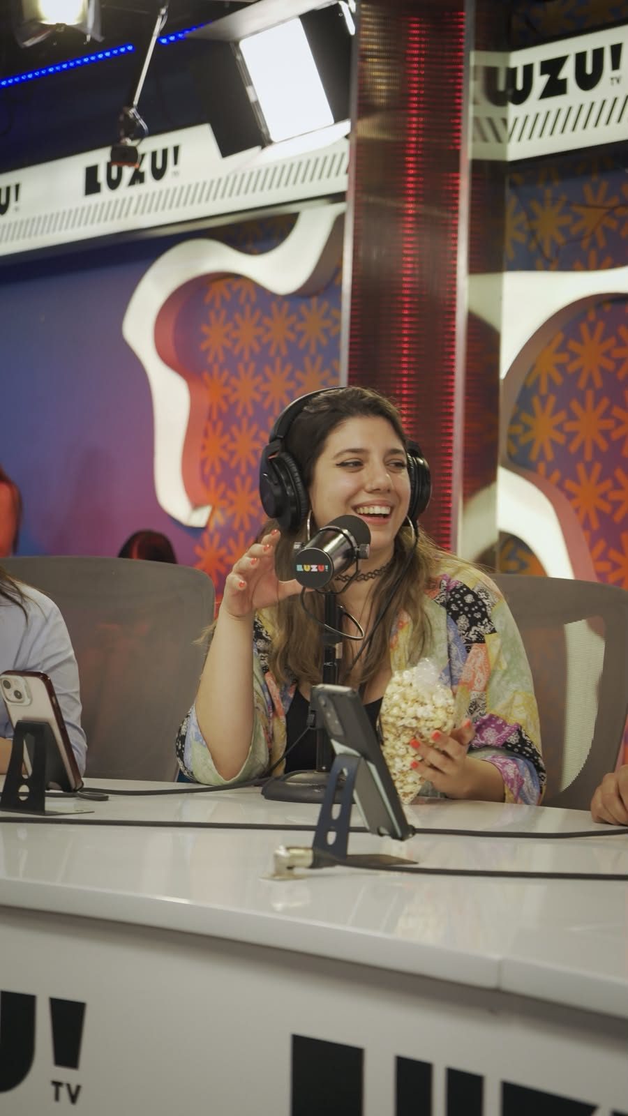 Maca riendo frente al micrófono en un estudio de streaming